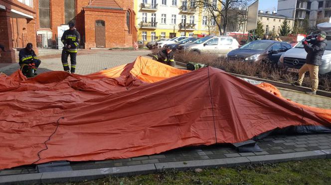 Koronawirus w Polsce. Wielkie namioty stanęły przed bydgoskimi szpitalami