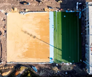 Budują nowy stadion Polonii Bytom. Nawet jesienią trawa jest na nim zielona