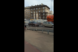 Zamiast polewać ulice, ugasił płonący samochód! Błyskawiczna reakcja krakowskich służb [WIDEO]