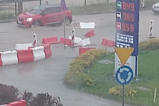 Ulewa w Olsztynie. Zalane ulice, tymczasowe ronda na Krasickiego się rozpłynęły [ZDJĘCIA]
