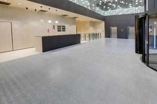 Lakeside, pierwszy projekt biurowy firmy Atenor w Polsce, wita gości efektownymi posadzkami 