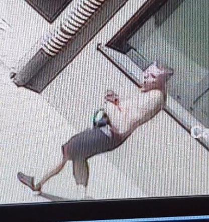 Łódź: BEZCZELNY wszedł na teren szkoły i UKRADŁ ROWER. Poszukiwany mężczyzna ze ZDJĘĆ! Kojarzysz go?