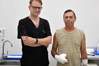 W 5 Klinicznym Szpitalu Wojskowym  Krakowie przyszyli panu Markowi kciuk