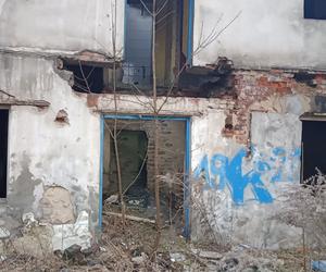 Opuszczona kamienica w centrum Chorzowa. Kto w niej mieszka?