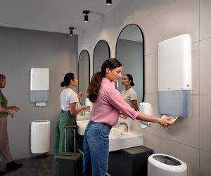 Inkluzywna higiena w przestrzeni publicznej. Czyli jaka? Raport o stanie publicznych toalet Essity i Tork