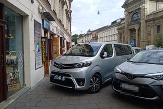 Miszczowie parkowania po krakowsku. Nie uwierzysz, gdzie zostawiają swoje samochody! [ZDJĘCIA]