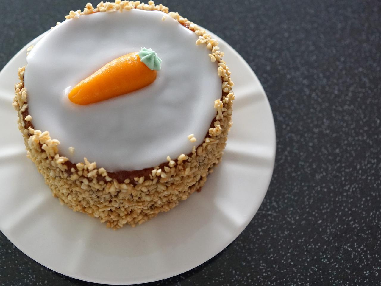 Torcik marchewkowy z powidłami: przepis na proste ciasto marchewkowe