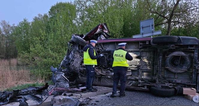 Świętokrzyskie: Tragiczny wypadek w powiecie staszowskim. Dwie osoby nie żyją, osiem w szpitalu