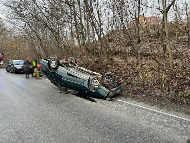 Miłkowa. Polonez caro nie poradził sobie na śliskim zakręcie. Wylądował na dachu