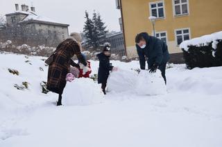 Ulepił bałwana i wycałował żonę