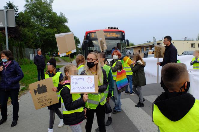 Kilka dni temu pod kołami auta zginął 9-latek. Mieszkańcy Krężnicy Jarej pod Lublinem mają dość. Protestują.