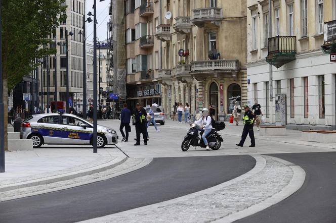 Co oni wyprawiają na Placu Pięciu Rogów?! Nowy plac a już...