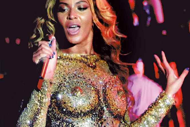 Beyoncé założyła na scenę sztuczny biust