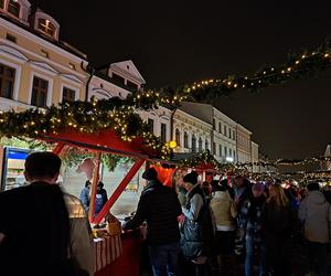 Świąteczne Miasteczko w Rzeszowie. Rynek rozbłysnął milionem światełek!