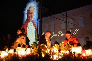 Tak Kraków upamiętnił 20. rocznicę śmierci papieża Jana Pawła II. Na ulice wyszło tysiące wiernych 