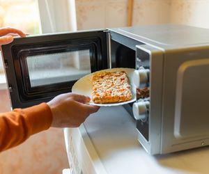 Śmieciowe jedzenie rujnuje twój sen. Tych produktów unikaj jak ognia