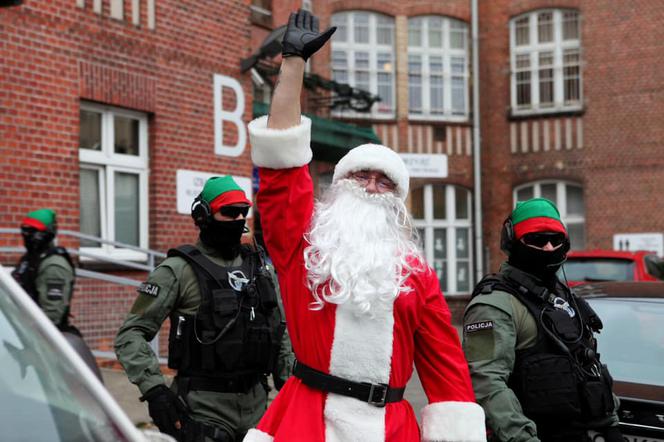 Poznań. Policjanci eskortowali Świętego Mikołaja. Wyjątkowa akcja [ZDJĘCIA]