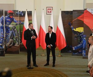Prezydent RP Karol Nawrocki oraz indywidualny i drużynowy mistrz świata na żużlu Bartosz Zmarzlik