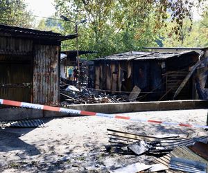 Pożar bazarku w Warszawie. Całkowicie spłonęło 12 budek sprzedażowych. Przyczyny nie są znane