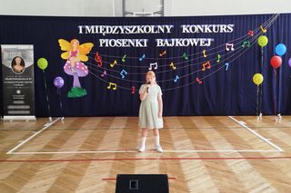 Uczniowie z klas I-III zaprezentowali w SP nr 10 w Siedlcach piosenki z różnych bajek