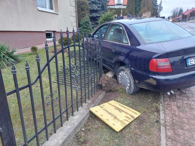 Kierowca staranował policyjną blokadę w Starachowicach