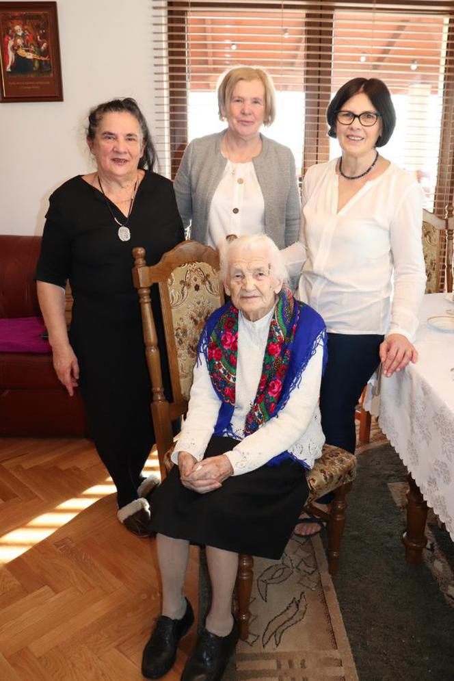 Ma 100 lat, 24 wnucząt i 25 prawnucząt. Pogratulował jej Morawiecki
