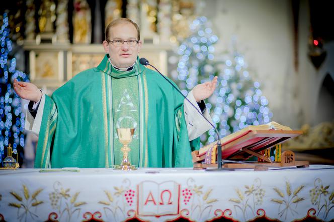 Ksiądz: zarabiam 1500zł miesięcznie, wszystko wydaję w internecie