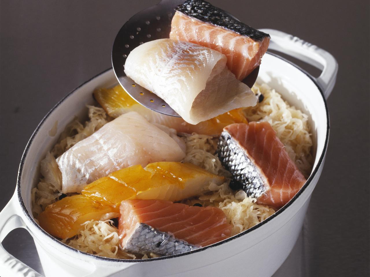 Śledzie w kapuście duszonej z jabłkami: przepis z kuchni kaszubskiej