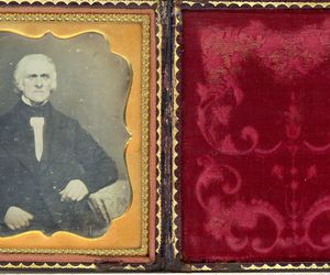 Za początek fotografii uważa się rok 1839 – gdy wykonano pierwszy dagerotyp, czyli odbitkę na posrebrzanej płytce miedzianej.