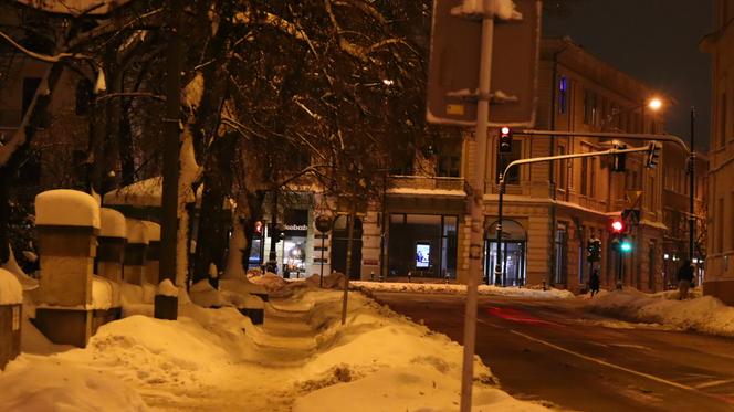 Lublin wieczorową porą. W mieście świąteczne ozdoby i hałdy śniegu. Zobacz zdjęcia!