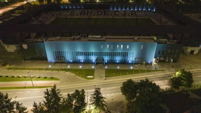 Test iluminacji elewacji stadionu w Nowym Sączu 