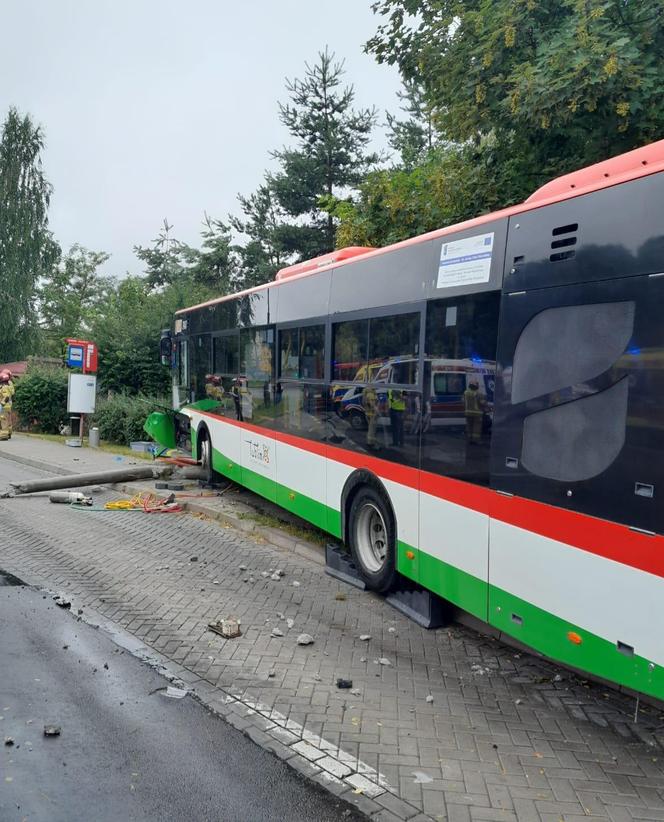 Autobus wjechał w ludzi stojących na przystanku