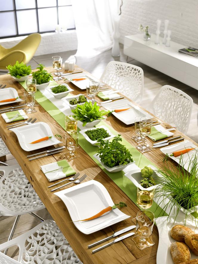 Zielona dekoracja stołu w naczyniach do zupy
