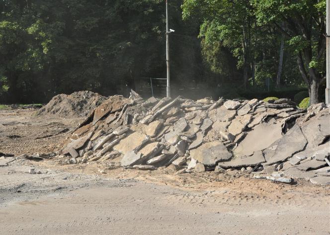 Budowa boiska do koszykówki przy al. Sybiraków w Olsztynie [ZDJĘCIA]