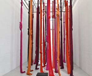 Wanny, buty i manekiny za 851 tys. zł? Ale sztuka! „To jedna z najbardziej wpływowych artystek na świecie”