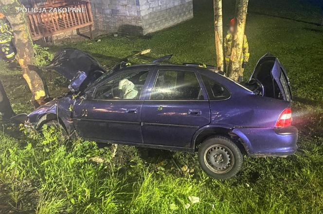 32-latek huknął oplem w drzewo. Rannego pasażera zostawił na pastwę losu