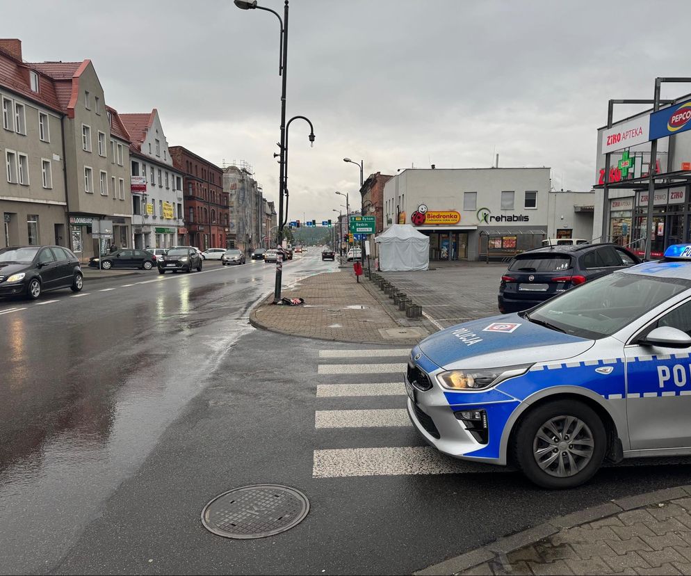 Groźny wypadek w Piekarach Śląskich. Samochód uderzył w latarnię. Dwoje dzieci trafiło do szpitala