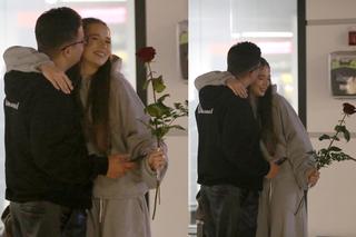 Allan wita dziewczynę na lotnisku