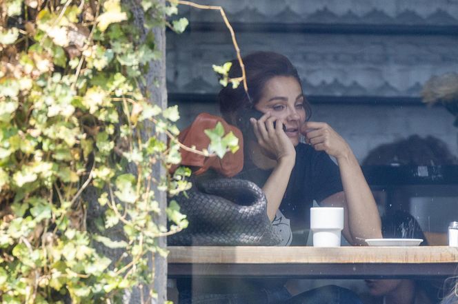 Małgorzata Socha stroi miny przy bajglu