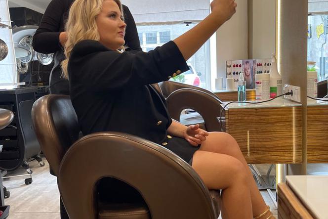 Wylaszczona Gosia Andrzejewicz przechadza się ulicami Bytomia 