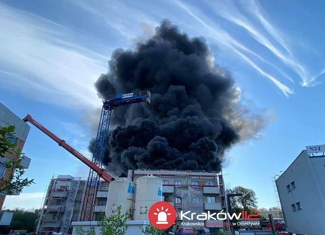 Kraków. Wielki pożar na ul. Wadowickiej! Płoną deski i styropian na dachu bloku
