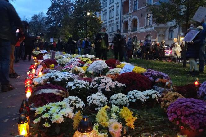 Chryzantemy i znicze przed krakowską siedzibą PIS