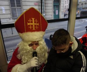 Mikołajkowy tramwaj przejechał przez Kraków