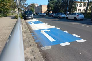​Ktoś przemalował strefę „Pocałuj i Jedź” przy Szkole Podstawowej nr 10 w Lesznie. Bo kojarzyła się z barwami Ukrainy [ZDJĘCIA]
