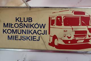 Czerwony autobus po Kaliszu mknie