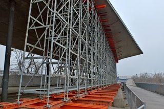 Tak wygląda uszkodzony dach nad przystankiem tramwajowym we Wrocławiu. Miasto zabezpiecza go ogromnymi podporami 