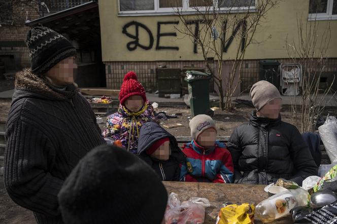 Dzieci przymusowo deportowane z Ukrainy do Rosji mogą być nielegalnie adoptowane przez rosyjskie rodziny 