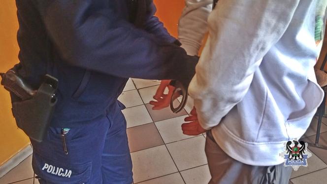 Zaatakowali policjantów, bo zwrócili im uwagę, że nie mają maseczek