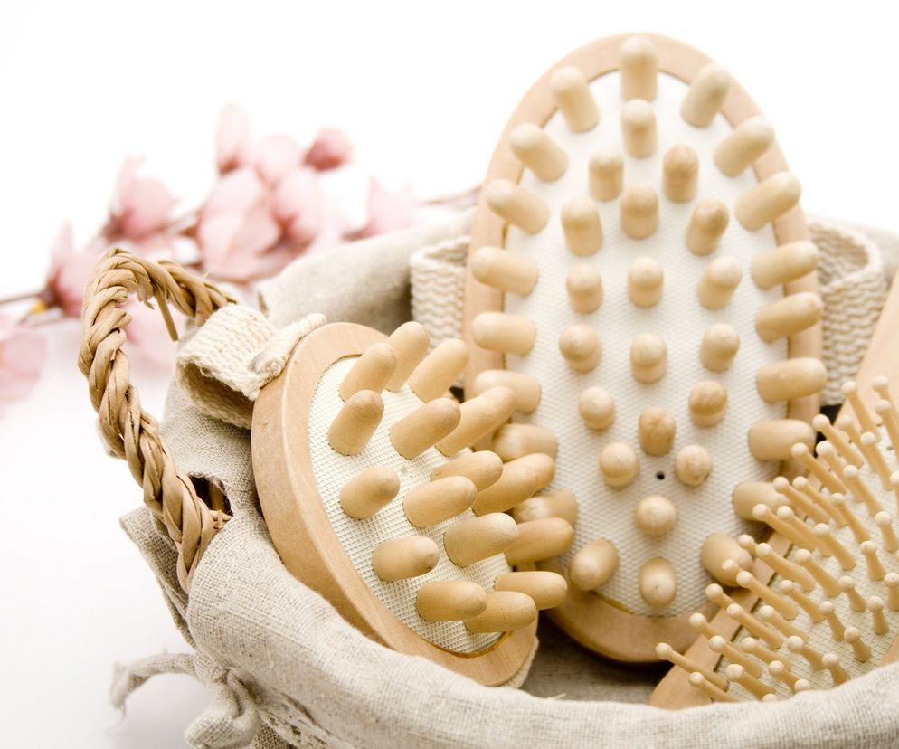 U kobiet tkanka łączna jest bardziej elastyczna i delikatna niż u mężczyzn, ponieważ musi się rozciągać w okresie ciąży. To powoduje, że skóra kobiet jest bardziej narażona na powstawanie cellulitu.