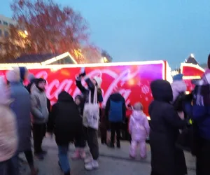 Świąteczna ciężarówka Coca-Coli przyjechała. Tłumy ludzi na Placu Wolności